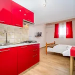 Hilde Red-10 By Interhome דירה מדולין